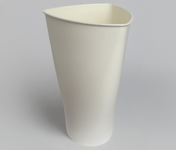 Ваза пластиковая треугольная d25см h43см белая